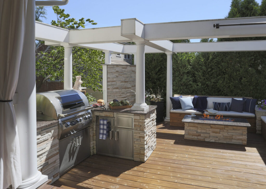 Exploring Outdoor Kitchens : JWH Design & Cabinetry. | photo: Michael Alan Kaskel